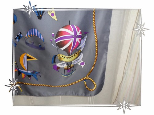 Très Joli Foulard Gris Motif Montgolfières 87 x 87 cm Lilii Be Fash!oned Neuf - Foto 4 di 6