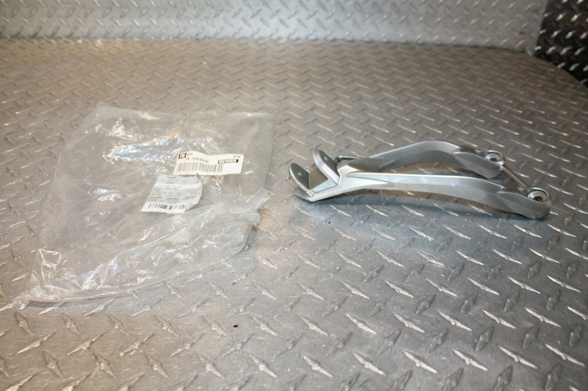 ねね 05 / 06 Kawasaki Zx6-R / ZX6 / ZX6R Right Rear Foot Peg Bracket