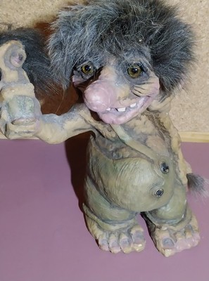 Original Nyform Norwegischer Troll ''Troll mit Mensch in der Hand'' Modell 296