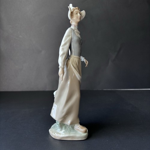 Retired Lladro # 4860 Genteel Dutch Girl w/ Tulips In Basket Broken Basket - Picture 5 of 10