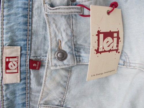 New with Tags! VTG LEI Size 9 Light Wash Distressed Mini Denim Skirt - Picture 2 of 8