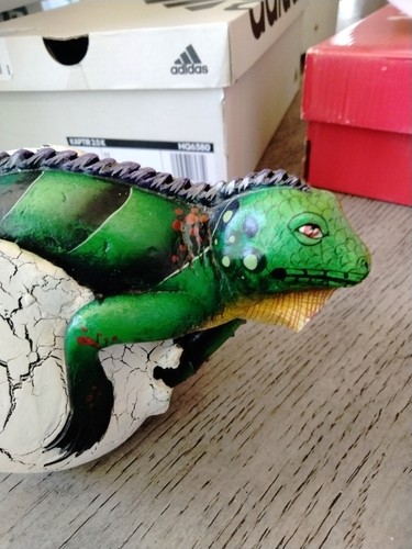 Statuina vintage firmata arte di Macias uovo rotto con iguana. - Foto 13 di 14
