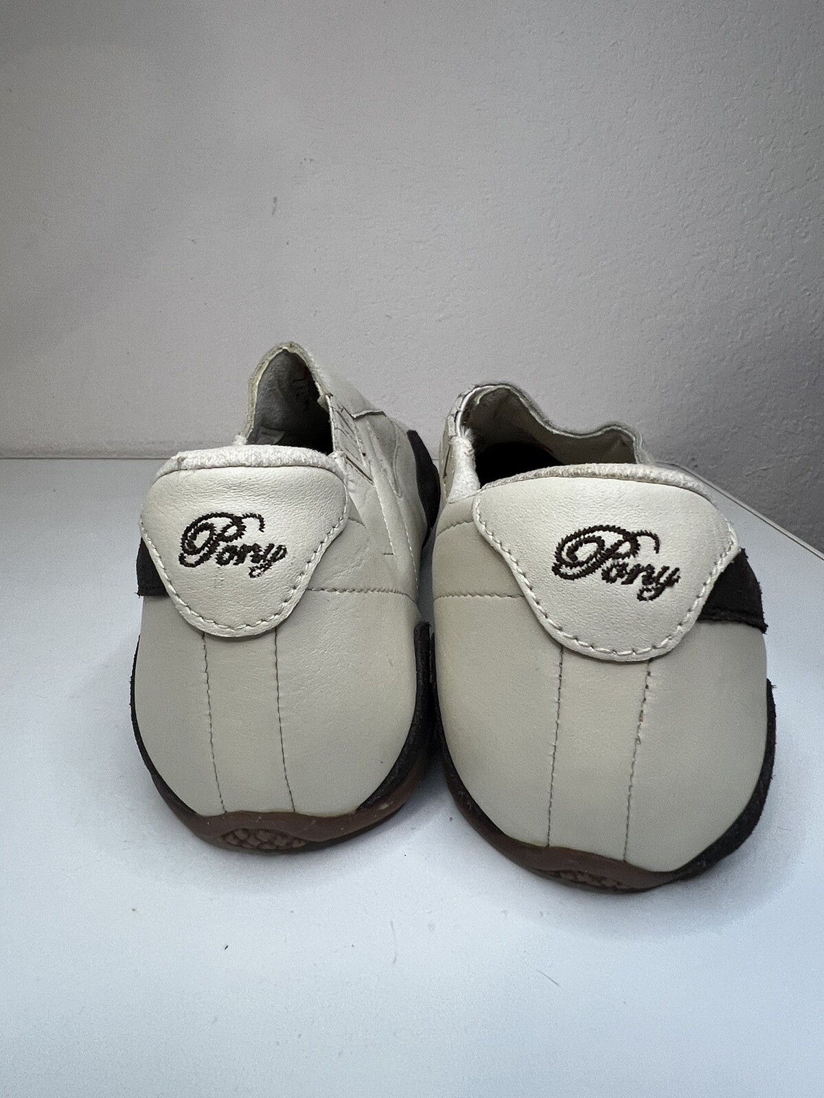 Sneaker slip on da donna pony taglia 9 in pelle Vinyassa crema con marrone chevron