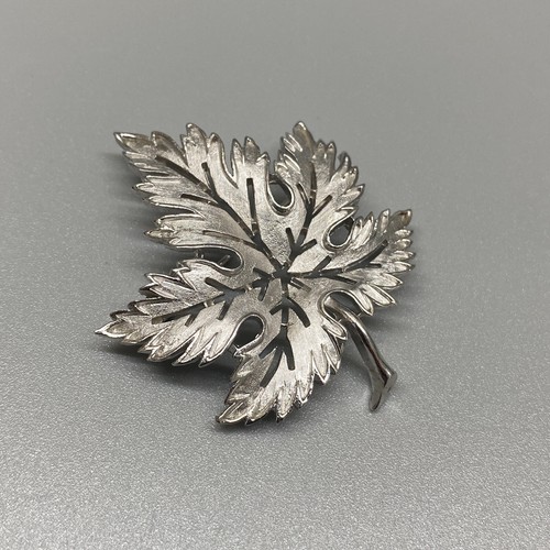 Vintage Trifari Brushed Silver Tone Maple Leaf Brooch Pin Open Work Figural 2" - Picture 4 of 10
