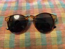 Unisex round sunglasses with beige frame and black eye