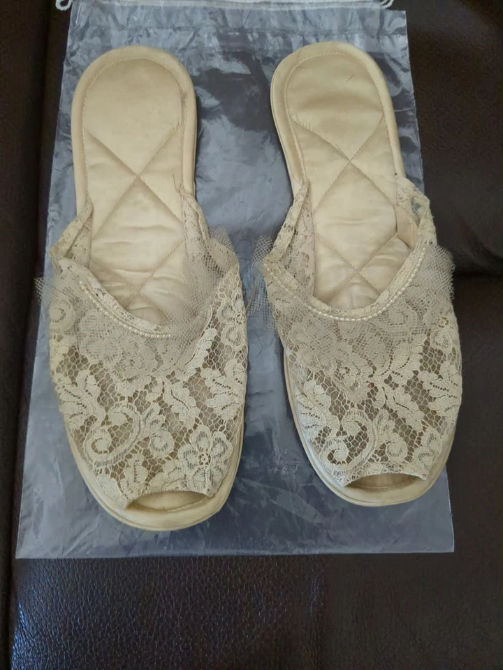 Bata de noche vintage amarilla de gasa transparente con zapatillas Foto 4 de 4