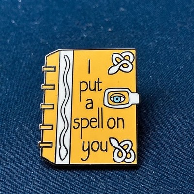 AZ21 Disney Hocus Pocus I Put A Spell On You Buch Geschenk Emaille Pin Anstecker