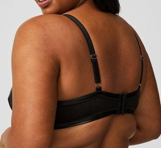 NOVO Sutiã Torrid 2 2X Preto Couro Sintético Coração-Grommet Underwire Lingerie Sexy - Imagem 3 de 4