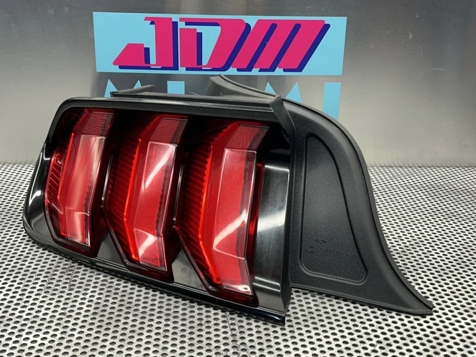 Ford Mustang GT 2015-2023 EcoBoost Shelby luz trasera lámpara lado izquierdo del conductor Foto 3 de 4