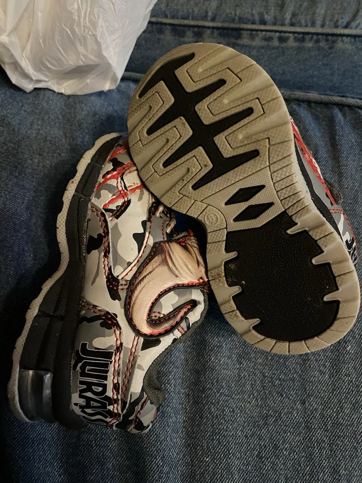 Zapatillas de tenis Jurassic World Light Up para niños pequeños 6 Foto 3 de 3