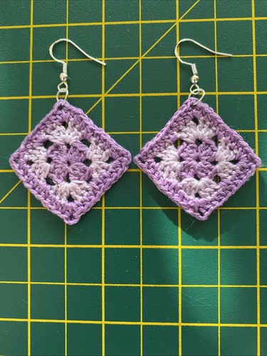 Handgefertigte gehäkelte Granny Square Ohrringe - Bild 4 von 6