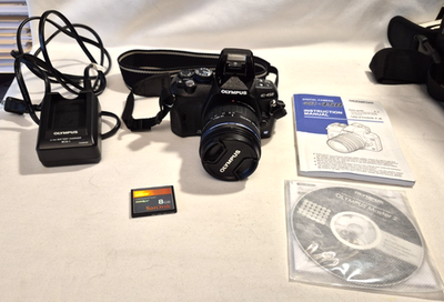 Olympus E-420 10.0MP Digital SLR 14-42mm lens, battery, charger