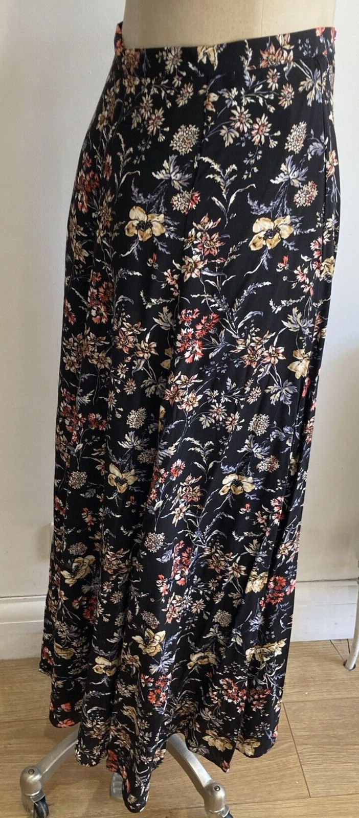Laura Ashley Vintage Floral Country Style Skirt on Black Ground 17" across waist 6