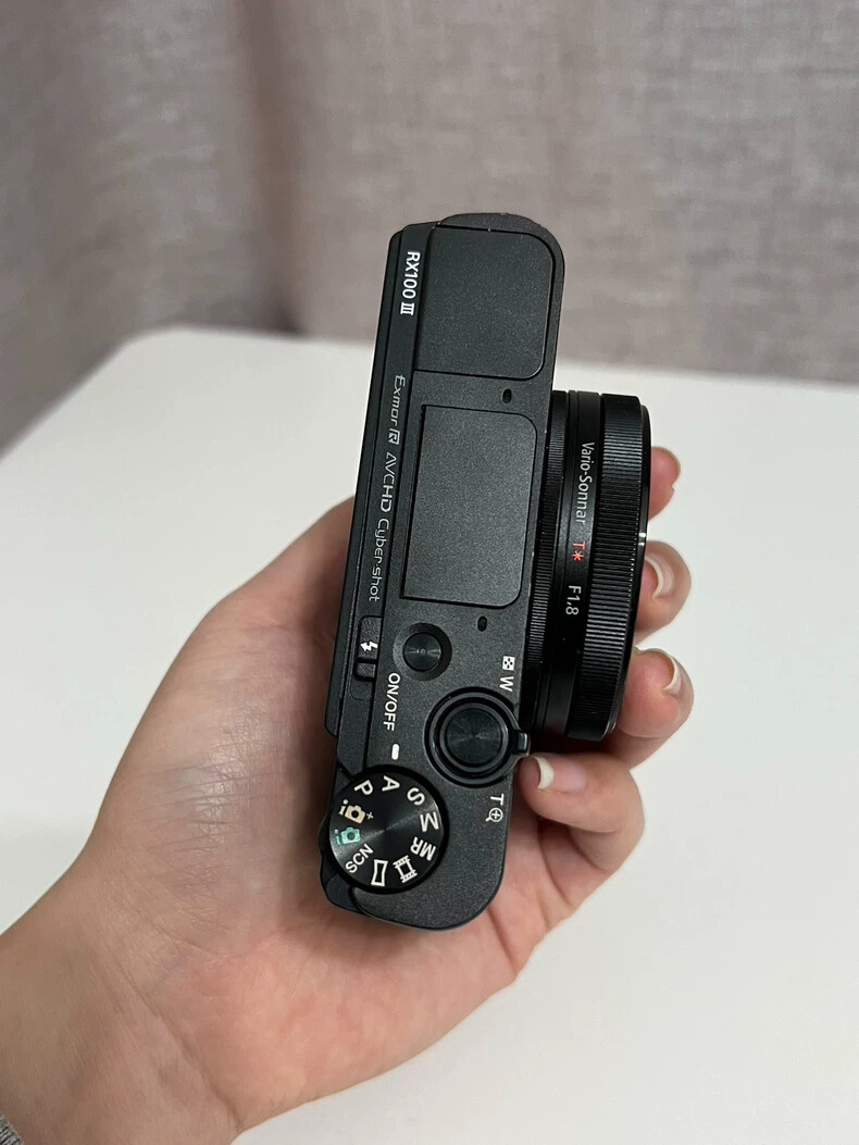 Sony Cyber Shot DSC-RX100 III M3 20.2MP Digital Camera 2.9 x