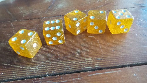 5 GOLDEN YELLOW DICE, GLITTER 5/8" Transparent - Picture 3 of 3