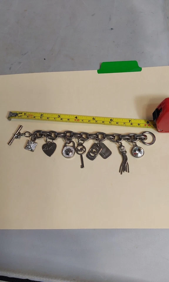 Pulsera Michael Kors Tono Plata Pavé Cristal Blanco Dije 8" Largo Foto 4 de 4