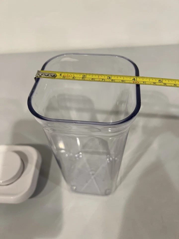 Contenedor de almacenamiento de alimentos OXO Good Grips POP 1,5 cuartos de galón 1,4 L tapa blanca transparente. Foto 2 de 4