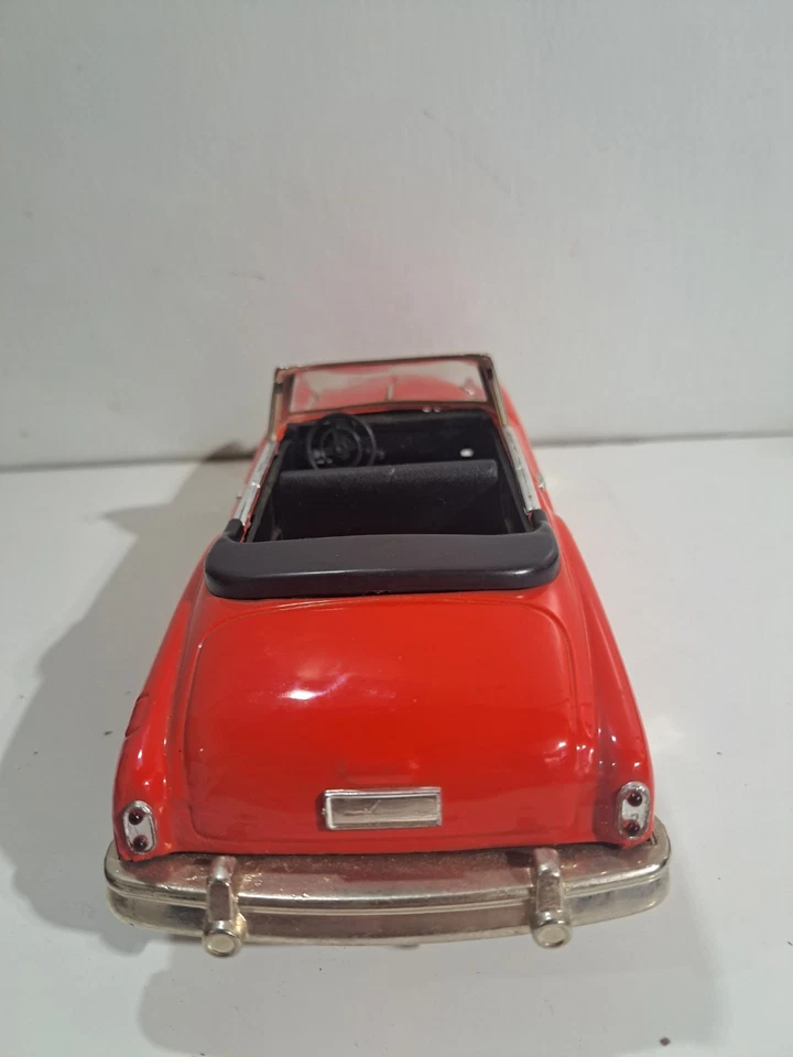 Coche de juguete de fricción convertible Buick de hojalata de los años 50 Foto 4 de 4