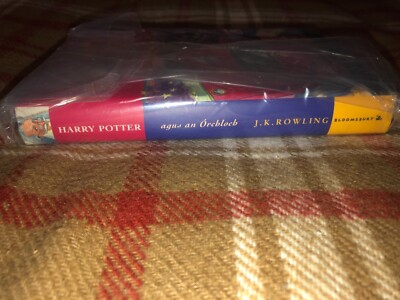 HARRY POTTER AGUS AN ORCHLOCH. (HARRY POTTER AND THE SORCERER'S