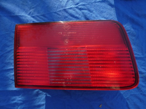 BMW E39 Rücklicht in der Heckklappe links mit Lampenträger 8361673