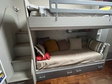 letto a soppalco salvaspazio con divano e scala con cassetti