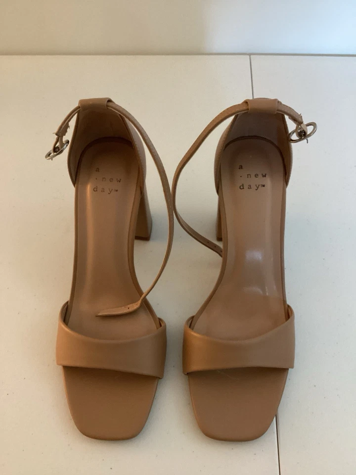 Sandalias de tacón ancho A New Day talla 7 nude punta cuadrada cómodas tacones neutros Foto 2 de 4