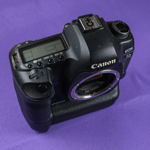 Canon EOS 5D Mark II DSLR Camera Body + Canon BG-E6 Grip + Charger + CF Reader - Picture 6 of 8
