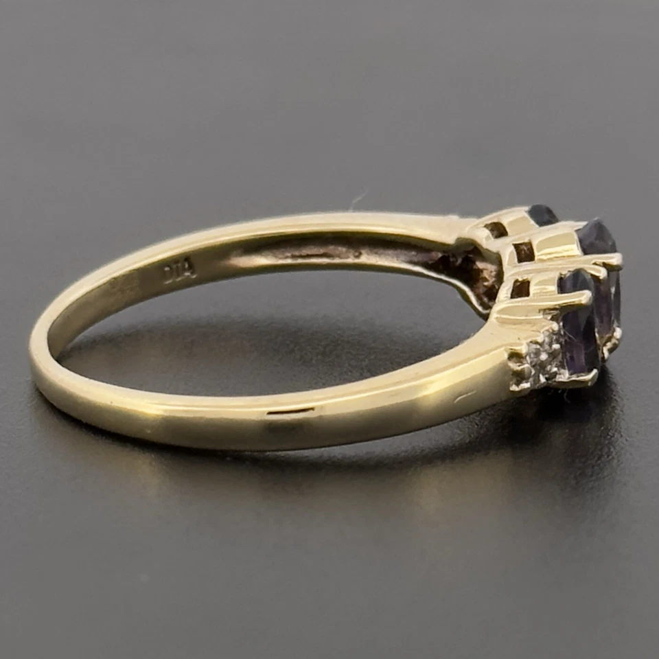 Anillo con racimo de tres piedras y diamantes de oro amarillo de 9 quilates talla P con sello Foto 3 de 4