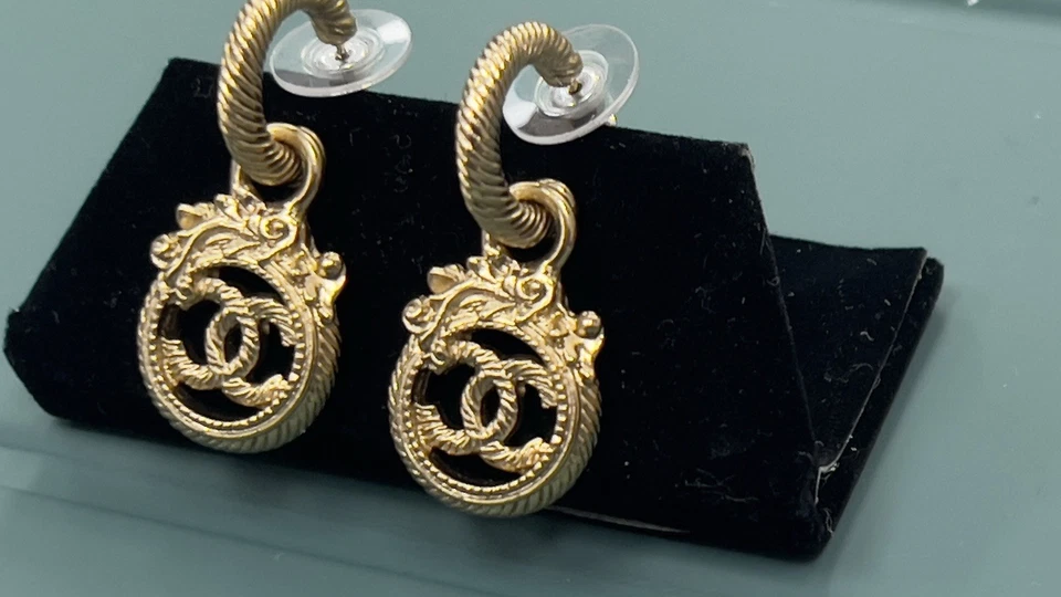 Pendientes Chanel 2 en 1 Tono Dorado Aro Logo Dangel con Logotipos Extraíbles Foto 2 de 3