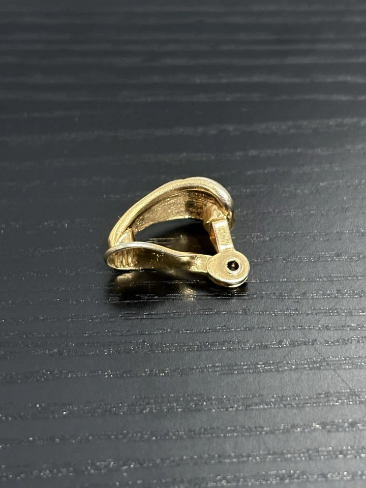 Pendiente con clip de diseño geométrico clásico vintage años 80 Monet tono dorado y azul marino Foto 2 de 3