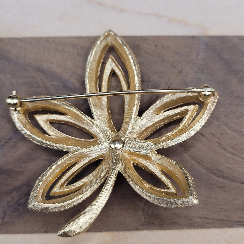 Broche Clásico Vintage CROWN TRIFARI Firmado Tono Dorado Texturizado Forma Flor Foto 2 de 4