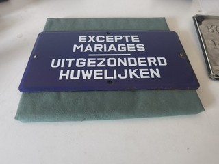 Ancienne Petite Plaque de Porte Emaillée Excepté Mariage