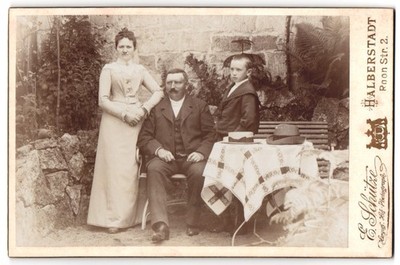 Fotografie E. Schütze, Halberstadt, Roon Straße 2, Familienporträt im Garten 