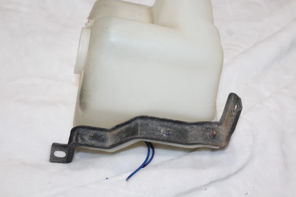 86-97 Nissan D21 HARDBODY P/U jarro lavador de para-brisa com suporte e bomba sem tampa - Imagem 4 de 4