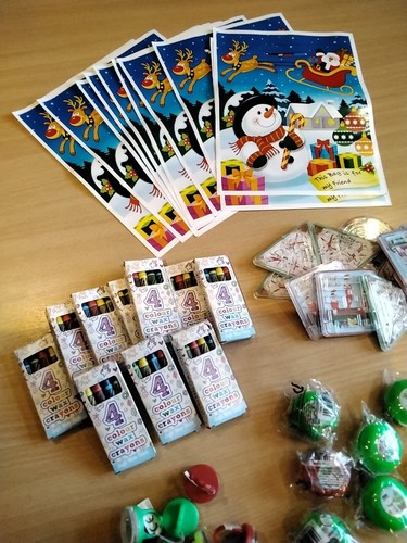 Christmas themed 10 Party Bags with 6 Fillers Bundle 3 - Picture 2 of 6
