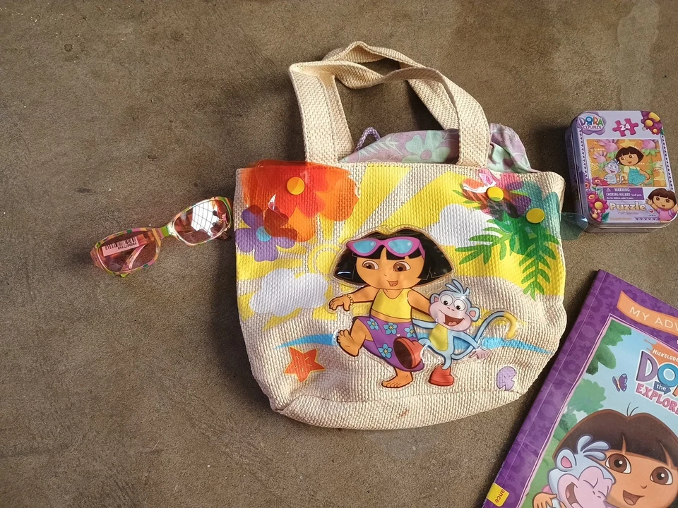 Lote Botas Dora Explorer Tejidas PVC Apliques Bolso de Playa Libro Gafas de Sol Puzzle Foto 3 de 4