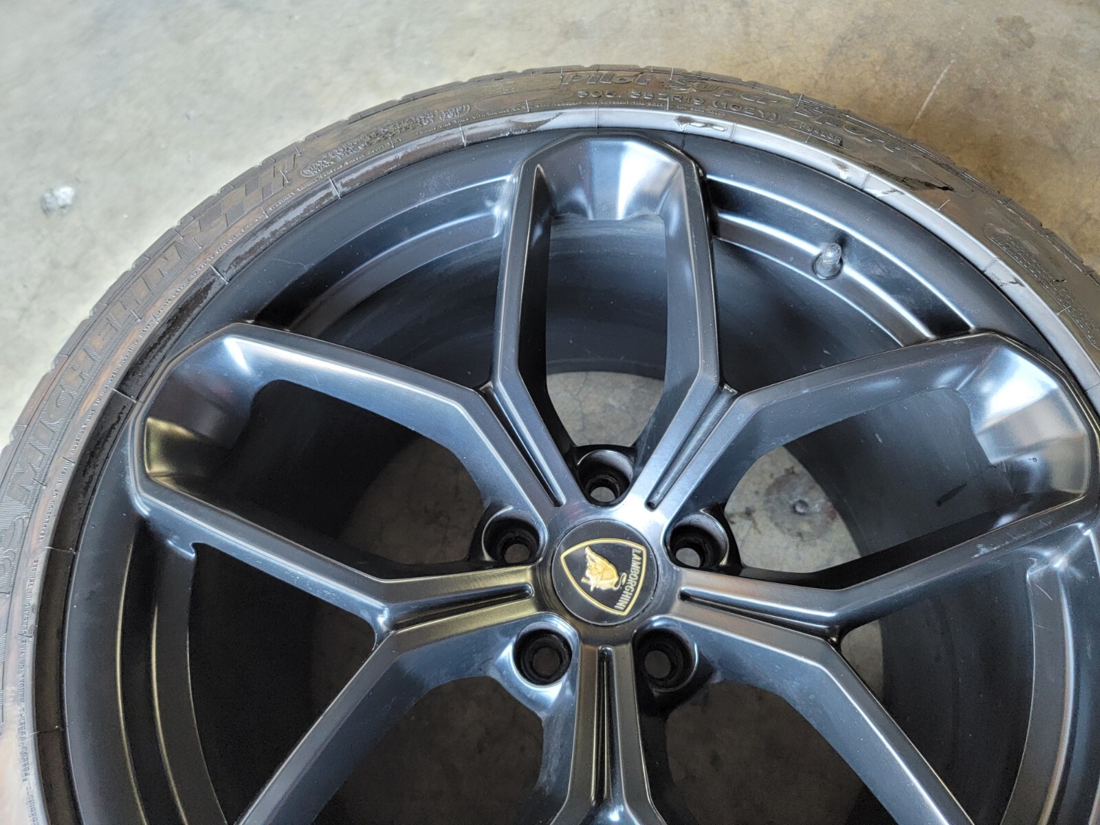 LAMBORGHINI HURACAN LP580 KARI REAR WHEEL RIM WITH TIRE OEM 4T0601017K BLACK