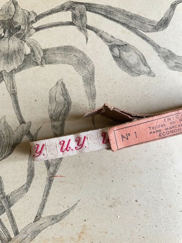 Initiales / Lettres / Monogrammes brodés sur ruban - Rouge - Textile ancien - Picture 146 of 150