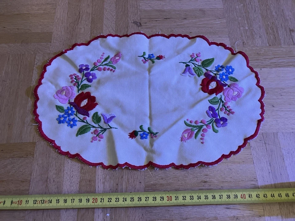 Ungarische Handstickerei Deckchen – Blumenmotiv oval ca. 40×27 cm