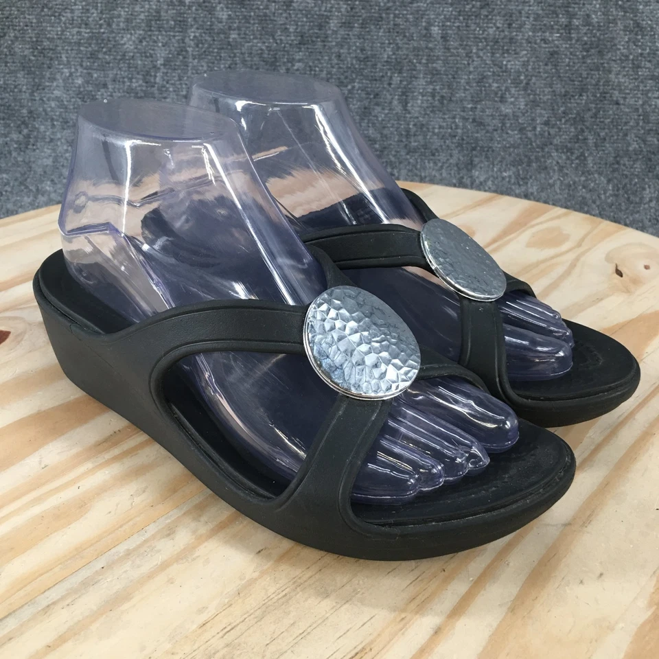 Sandalias Crocs para mujer 6 Sanrah círculo martillado informales sin cordones cuña deslizable negras Foto 3 de 4