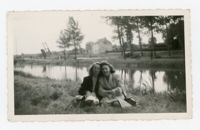 PHOTO SNAPSHOT amateur, the 2 friends sitting on the grass river reflection house »