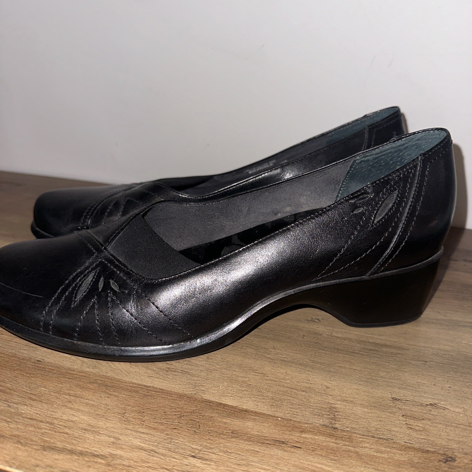 Clarks Artisan Black Leather Cutout Loafers Sz 8 with 1.5 Inch Heel Elastic Detail