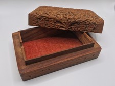 Caja de tarjetas de madera tallada ornamentada vintage