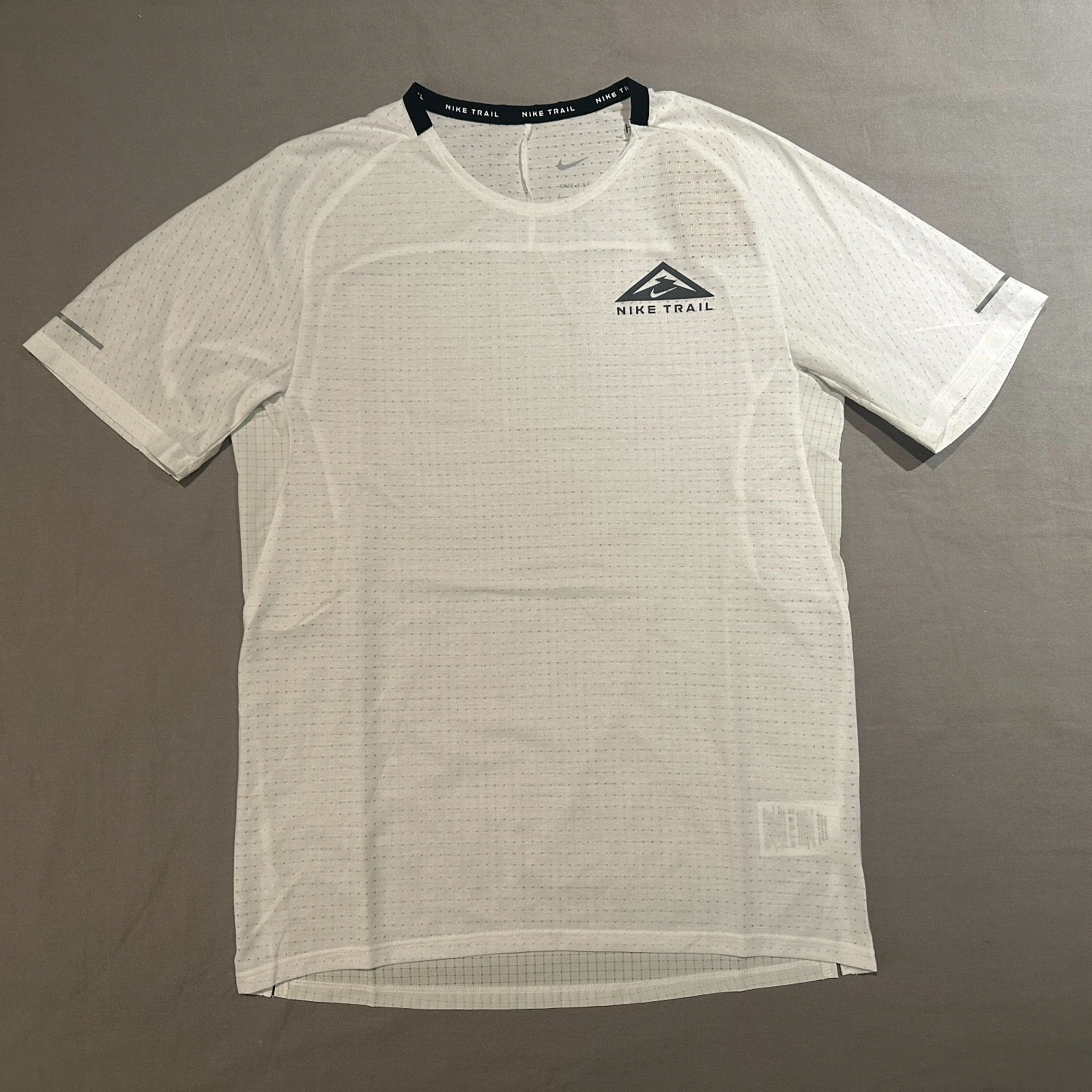 Nike Trail Solar Chase Men's Dri-FIT Short-Sleeve Running Shirt Small