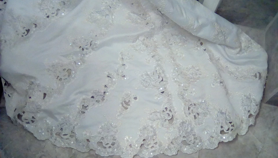 ELEGANT GLORIA VANDERBILT S/S SCALLOPED HEM WEDDING DRESS GOWN W/ TRAIN - Image 4 of 4