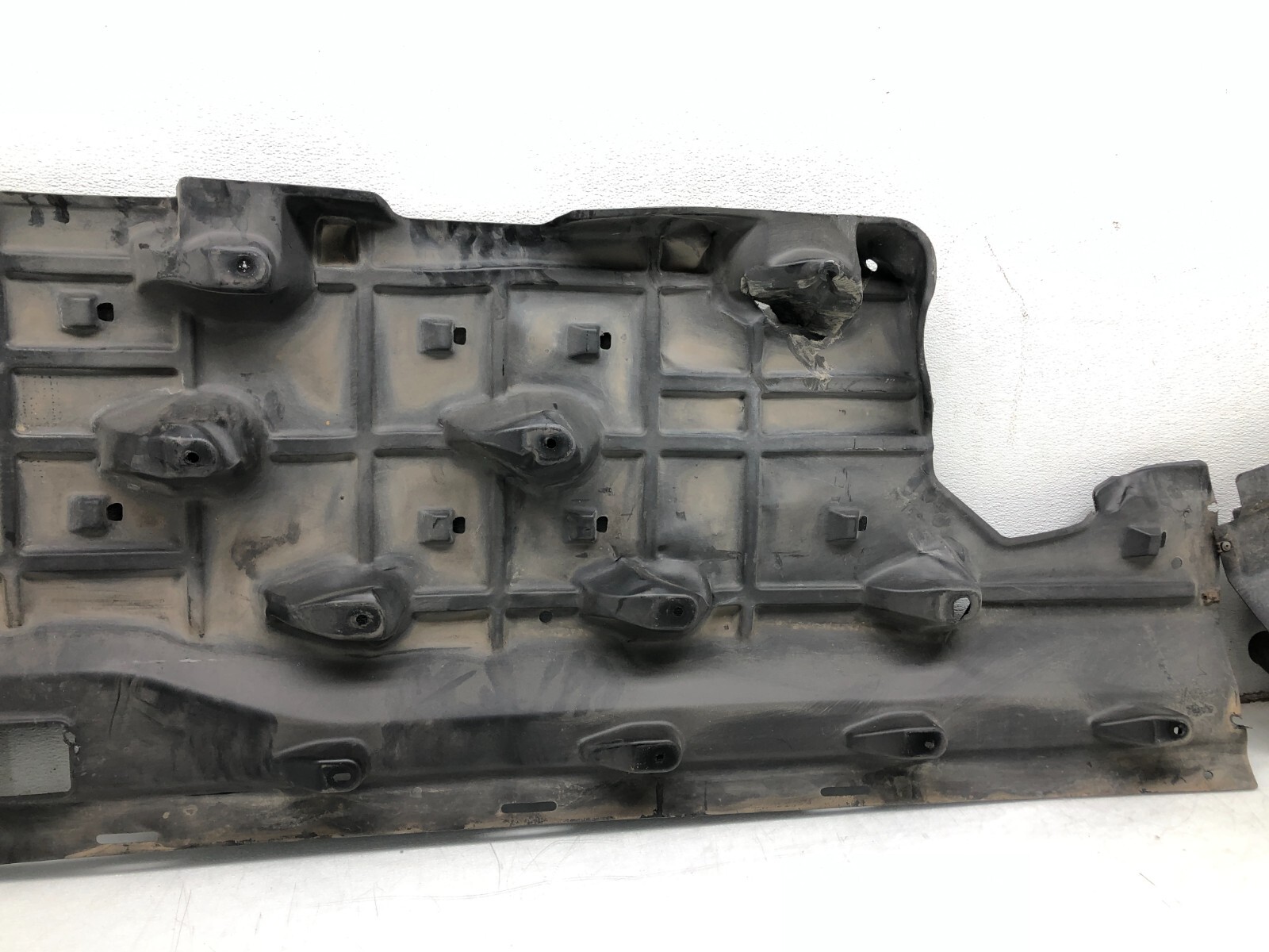 2017-2020 MASERATI LEVANTE RIGHT PASS UNDERBODY SPLASH SHIELD COVER OEM. #NOTE