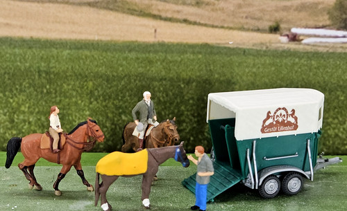 Dos jinetes Preiser escala HO con entrenador Colt y remolque para caballos Faller #10501 | Condition: Used
