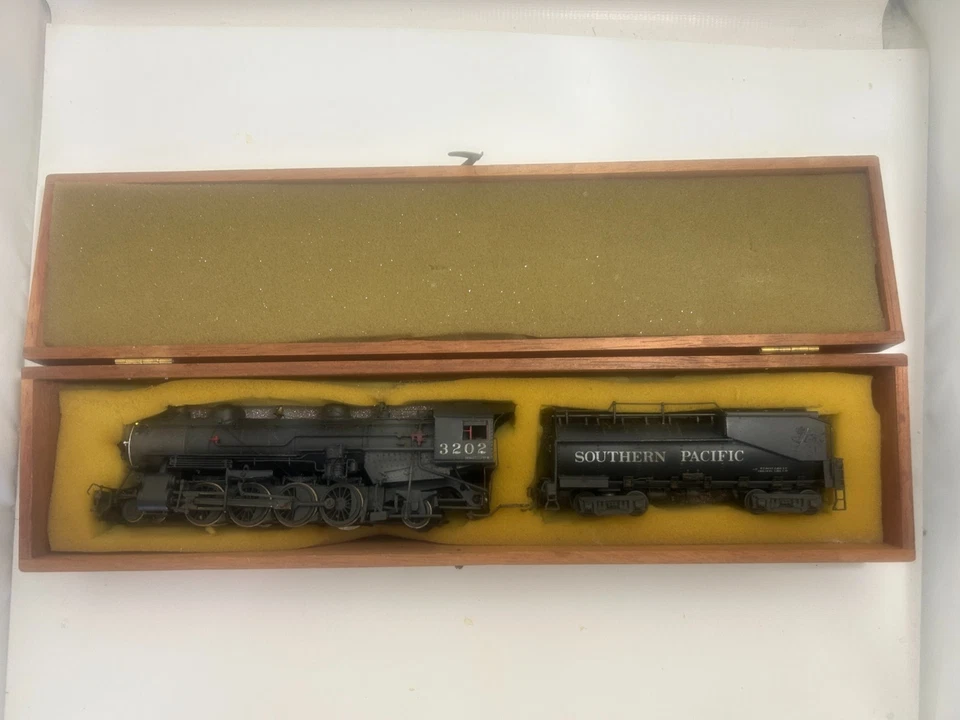 HO SCALE SOUTHERN PACIFIC STEAM LOCOMOTIVE & TENDER  WOOD BOX - Image 3 of 4