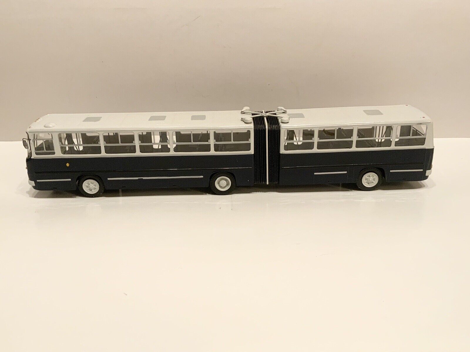 MODEL CARS Ikarus-280.64 planetary doors yellow Soviet Bus 1:43