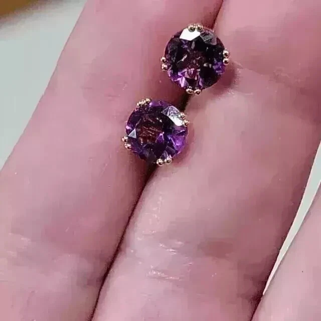 Aretes solitarios de amatista natural de corte redondo de 3 quilates enchapados en oro amarillo de 14 quilates Foto 3 de 4